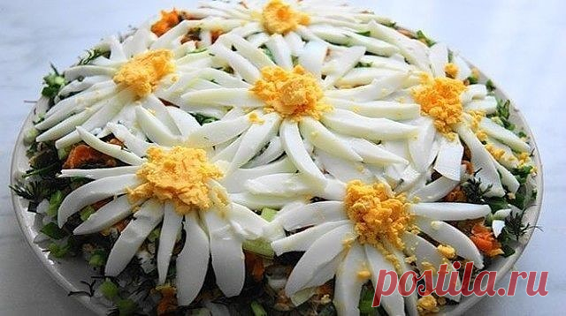 Слоеный салат «Ромашковое поле» Слоеный салат «Ромашковое поле» — не только красиво но и безумно вкусно! Ингредиенты: рис длиннозернистый — 0,5 стакана; филе куриное — 2 штуки; морковь — 2 штуки; огурец — 2 штуки; лук — 1 штука; яйц…