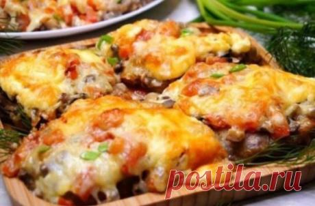 Мясо по-купечески, как же вкусно, попробуйте, вы точно не
разочаруетесь в рецепте!
Ингредиенты:
- Свинина (лопатка) - 500 г.
- Сыр - 150 г.
- Грибы - 100 г.
- Помидоры - 2 шт.
- Майонез - по вкусу
- Соль, перец, специи - по вкусу
Как приготовить:
1. Мясо вымыть, обсушить бумажным полотенцем. Нарезать на порционные куски.
2. Нарезанные куски мяса накрыть пищевой пленкой и слегка отбить молотком. Натереть солью, перцем, травами и оставить мариноваться.
3. Затем выложить мясо...