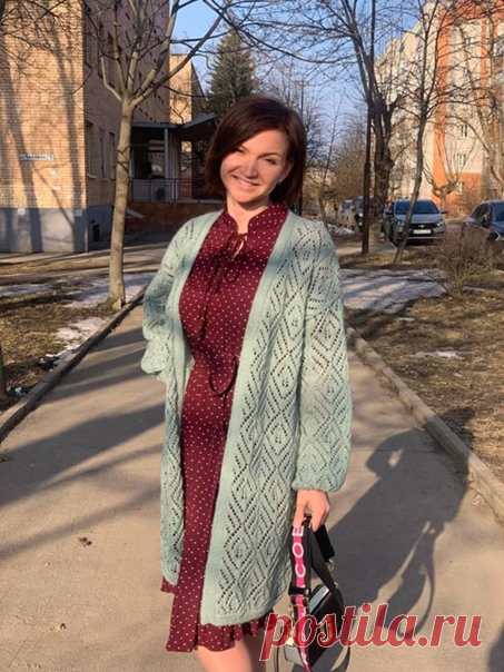 Елена Вячеславна
Недавно прочла в одном журнале, что сейчас у женщин по популярности лидирует ажурный кардиган. Я уже один связала в этом сезоне. Второй связала крестной моего внука.
Он немного отличается от предыдущего, можете сами сравнить, свои рабочие записи прилагаю.
Всем весеннего настроения