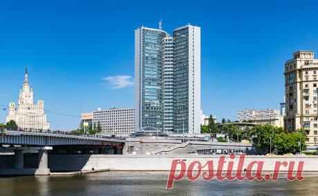 «Дом-книжку» на Новом Арбате признали аварийным и реконструируют. Комплекс секретариата Совета экономической взаимопомощи, известный как «Дом-книжка» на столичном Новом Арбате, Москва признала аварийными. Здание планируют реконструировать с помощью инвестора