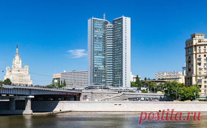 «Дом-книжку» на Новом Арбате признали аварийным и реконструируют. Комплекс секретариата Совета экономической взаимопомощи, известный как «Дом-книжка» на столичном Новом Арбате, Москва признала аварийными. Здание планируют реконструировать с помощью инвестора