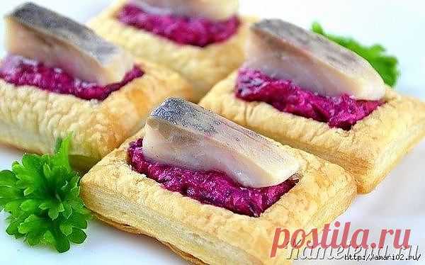 Слойки закусочные из сельди и свеклы..