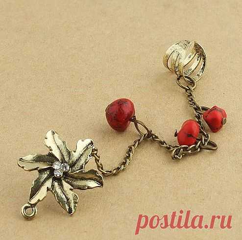 Серьга-пуссета Цветок с цепочкой, на которую нанизаны прозрачные бусины. Конец цепочки крепится манжетой (без прокола) на верх ушной раковины.