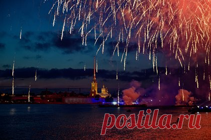 В Петербурге в годовщину снятия блокады запустили праздничный салют. Праздничный салют в честь 80-летней годовщины полного освобождения Ленинграда от фашистской блокады прошел в Санкт-Петербурге 27 января. Его запустили над Петропавловской крепостью, тысячи фейерверков сопровождали 30 залпов расчетов Михайловской военной артиллерийской академии.