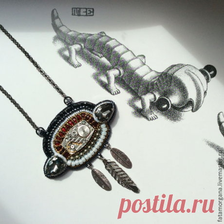 Купить Зимний Часовщик - темно-серый, серый и красный, перья, кулон с перьями, стимпанк