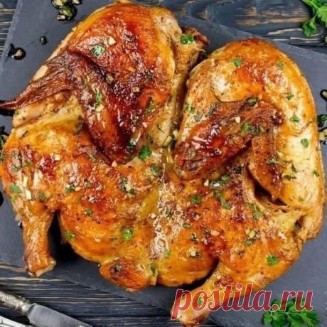 Курица по аджарски

Ингредиенты:
Курица 2 кг
Чеснок 8 зубчиков
Кинза 20 г
Соль 1 ст.л.
Перец 1 ч.л.
Хмели-Сунели 1 ч.л.
Паприка 1 ч.л.
Вода 230 мл

Приготовление:

1. Тушку разрезать вдоль по грудке. Посолить и поперчить с обеих сторон.

Раскалить на сковороде с толстым дном немного растительного масла и отправить туда курицу, положив ее внутренней частью вниз.

2. Сверху накрыть курицу тарелкой меньшего диаметра чем сковорода и поставить на нее груз (например, кастрюлю с ...