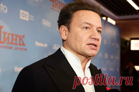 Звезда «Папиных дочек» рассказал о полученной контузии на съемках. Актер Александр Олешко заявил, что неоднократно рисковал здоровьем и даже жизнью, работая на съемках фильмов. Заслуженный артист России рассказал о полученной контузии во время создания сериала «Кодекс чести». «У меня даже была контузия настоящая, потому что взорвалась какая-то машина рядом», — отметил Олешко.