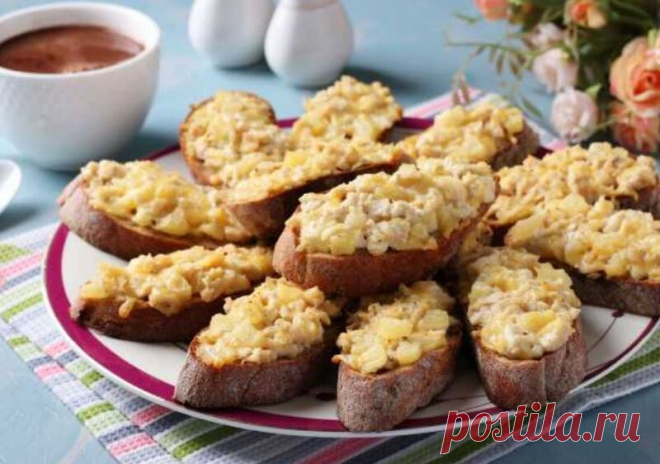 Бутерброды С Курицей И Ананасом Очень вкусные горячие бутерброды с курицей и ананасом приготовьте на завтрак или для перекуса. Сочная начинка, хрустящий хлеб.