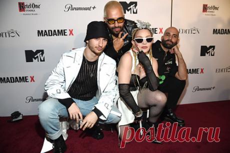 Мадонна вышла на публику в корсете и сетчатых колготках и была обругана в сети. Американская певица Мадонна появилась в откровенном наряде на премьере фильма, который посвящен ее концертному туру Madame X, и подверглась критике в сети. 63-летняя знаменитость вышла на красную дорожку в черном корсете с декольте, а также белых мини-юбке с разрезами на бедрах и жилетке.