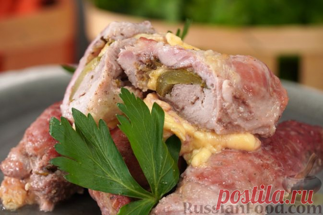 Рецепт: Мясные рулетики, запечённые с сыром и огурцом на RussianFood.com