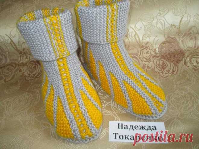 Носки и тапочки от мастера Надежды Токаренко .