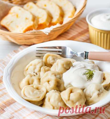 Домашние пельмени со свининой на Вкусном Блоге В прошедшие выходные мы в тесной девичьей компании слепили 150 пельменей. Вкусных, сытных и, начиная со второй полусотни, даже не кривых 🙂 Съели быстро и с огромным удовольствием. Считаю необходимым поделиться с вами моим рецептом пельменей. Понимаю, что у большинства уже есть свой устоявшийся, но мало ли вдруг кому понадобится.…