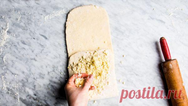 👌 Ленивый рецепт универсального слоеного теста, рецепты с фото Сейчас слоеное тесто принято покупать готовым, чтобы не тратить кучу времени, но сделанному своими руками всегда доверяешь больше. К тому же эта версия выгодно отличается от класси...