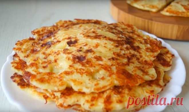 Лепешки с сыром на молоке: супер быстрый перекус Лепешки с сыром на молоке сделать очень просто и быстро (на все про все уйдет не более 10 минут), а результат всегда потрясающий. Нежные, мягкие и вкусные ленивые хачапури порадуют всю вашу семью. Они отлично сочетаются с любым напитком: и с кофе, и с чаем, и с какао будет невероятно вкусно и сытно.