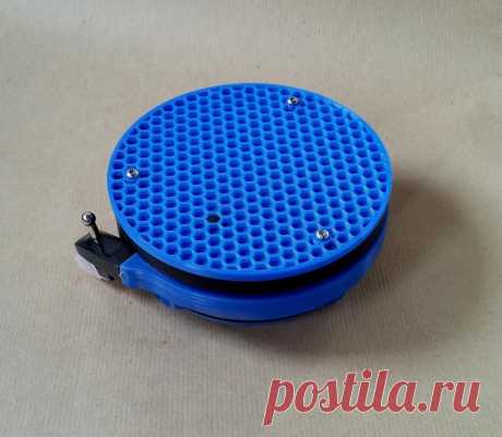 Проигрыватель виниловых дисков с передачей звука на Bluetooth устройства В этой инструкции мастер-самодельщик с ником JGJMatt покажет нам свой прототип портативного проигрывателя виниловых дисков. Идея состоит в том, чтобы иметь небольшой легко переносимый проигрыватель, в котором диск остается неподвижной, а проигрыватель вращается. Затем музыка передается на динамик