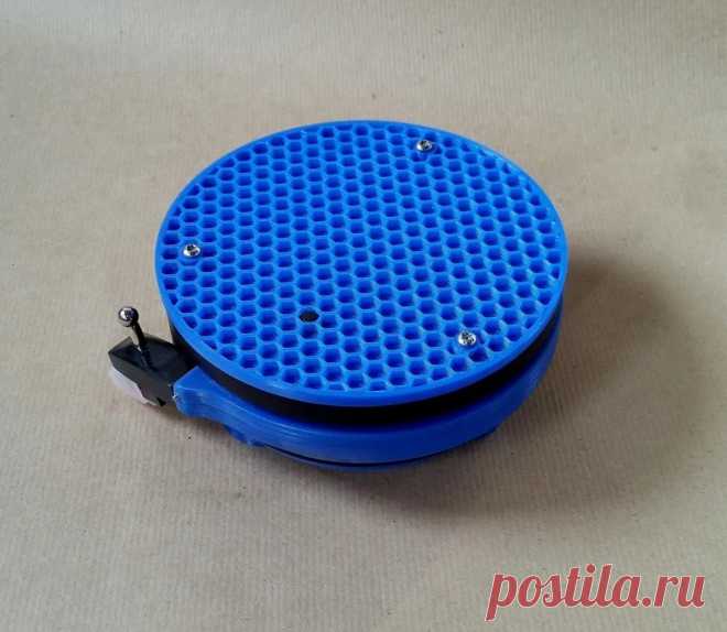Проигрыватель виниловых дисков с передачей звука на Bluetooth устройства В этой инструкции мастер-самодельщик с ником JGJMatt покажет нам свой прототип портативного проигрывателя виниловых дисков. Идея состоит в том, чтобы иметь небольшой легко переносимый проигрыватель, в котором диск остается неподвижной, а проигрыватель вращается. Затем музыка передается на динамик
