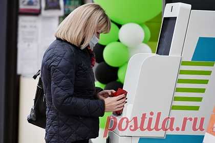 В России захотели усилить контроль за пополнением карт в банкоматах. Банк России захотел усилить контроль за пополнением карт в банкоматах и через терминалы с функцией приема наличных. В Центробанке считают эту меру необходимой для борьбы с мошенничеством. По словам представителя регулятора, антифрод-процедуры уже сейчас работают со стороны банка-получателя.