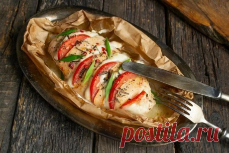 Запеченная куриная грудка «Капризе» с моцареллой и помидорами в духовке 
КБЖУ на 100 грамм: 121/19/4/1 
Ингредиенты: 
Куриное филе – 850 г. 
Помидоры – 250 г. 
Моцарелла – 80 г. 
Соевый соус – 2 ст. л. 
Оливковое масло – 2 ст. л. 
Черный молотый перец. 
Прованские травы. 
Соль. 
Приготовление: 
Моцареллу режем средними по толщине ломтиками, а затем делим ломтики пополам. 
Помидоры режем небольшими дольками. Можно резать и четвертькольцами – тут все зависит от размера томат...