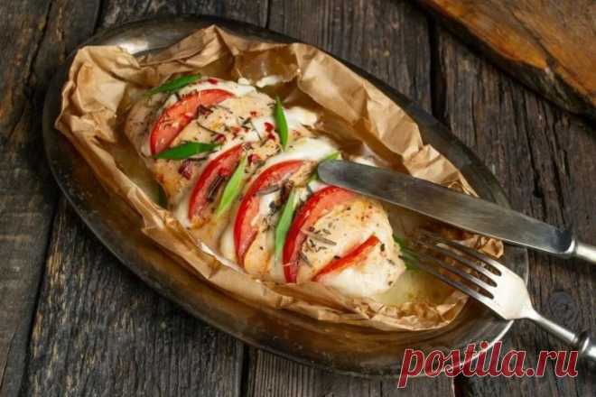 Запеченная куриная грудка «Капризе» с моцареллой и помидорами в духовке 
КБЖУ на 100 грамм: 121/19/4/1 
Ингредиенты: 
Куриное филе – 850 г. 
Помидоры – 250 г. 
Моцарелла – 80 г. 
Соевый соус – 2 ст. л. 
Оливковое масло – 2 ст. л. 
Черный молотый перец. 
Прованские травы. 
Соль. 
Приготовление: 
Моцареллу режем средними по толщине ломтиками, а затем делим ломтики пополам. 
Помидоры режем небольшими дольками. Можно резать и четвертькольцами – тут все зависит от размера томат...