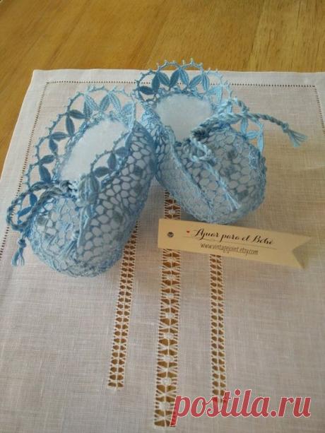 ♂ Unisex Baby Booties ♀ // Bobbin Lace Booties Sizing // Newborn & 0-4 months - heel to toe 4 inches *Booties can be adjusted to babies feet by the fastening cord.* No more lost shoes! // Care // Hand…