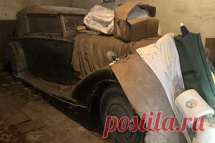 Хранившийся 50 лет в сарае Bentley продали на аукционе за миллионы рублей. Фермер из английского графства Дорсет, Великобритания, продал на аукционе Bentley, хранившийся в его сарае более 50 лет. Автомобиль модели Thrupp & Maberly DHC ушел с молотка за 66 тысяч фунтов стерлингов (4,7 миллиона рублей). Владелец хранил машину в сарае с 1968 года после того, как она не прошла техосмотр.