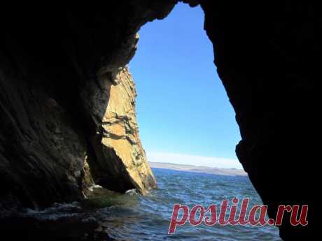 Байкал. Грот на мысе Уюга