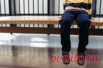 Москвич избивал и морил голодом 11-летнего сына. Мужчина морил голодом и избивал 11-летнего сына в районе Богородское на востоке Москвы. По информации издания Shot. 50-летний москвич развелся с супругой, однако остался проживать в одной квартире с ней и двумя общими детьми. Тогда отец начал издеваться над мальчиком, тот искал спасения у бабушки.