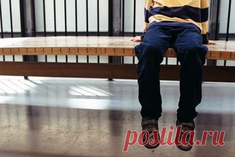 Москвич избивал и морил голодом 11-летнего сына. Мужчина морил голодом и избивал 11-летнего сына в районе Богородское на востоке Москвы. По информации издания Shot. 50-летний москвич развелся с супругой, однако остался проживать в одной квартире с ней и двумя общими детьми. Тогда отец начал издеваться над мальчиком, тот искал спасения у бабушки.