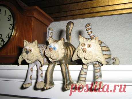 Collectable Miniature Pottery Shelf cat | hand-made pottery from Muggins Pottery in Leicestershire - wedding gifts, birthday presents, christening presents and anniversary gifts.