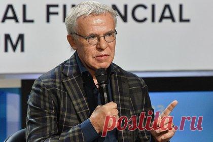 Фетисов пожаловался на высокую стоимость занятий хоккеем. Двукратный олимпийский чемпион и депутат Госдумы Вячеслав Фетисов пожаловался на слишком высокую стоимость занятий хоккеем в России. «Сегодня хоккей стал настолько дорогим видом спорта, что стоимость занятий дискриминирует семьи с низким доходом», — рассказал Фетисов.