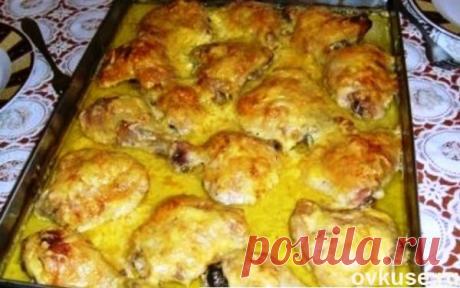 ▲Куриные окорочка под сыром в горчично-чесночном соусе▲ - Простые рецепты Овкусе.ру
          Ингредиенты: на 4 порции
куриные бёдра – 8 шт.;  
  сметана – 350 гр.;  
  горчица – 1 ст.л.;  
  приправа для курицы – 1 ст.л.;  
  перец чёрный молотый и соль – по вкусу;  
  чеснок – 3 зубчика;  
  сливочное масло – 100 гр.;
  растительное масло – 1 ст.л.;  
  сыр (натёртый) – 300