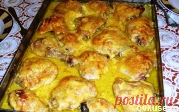 ▲Куриные окорочка под сыром в горчично-чесночном соусе▲ - Простые рецепты Овкусе.ру
          Ингредиенты: на 4 порции
куриные бёдра – 8 шт.;  
  сметана – 350 гр.;  
  горчица – 1 ст.л.;  
  приправа для курицы – 1 ст.л.;  
  перец чёрный молотый и соль – по вкусу;  
  чеснок – 3 зубчика;  
  сливочное масло – 100 гр.;
  растительное масло – 1 ст.л.;  
  сыр (натёртый) – 300