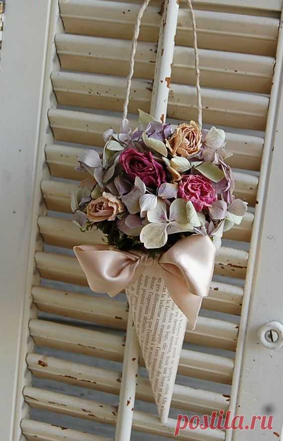 Dried Floral Arrangement in Vintage French Book от roseflower48