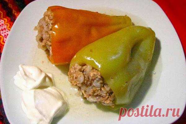 Перец фаршированный мясом и рисом