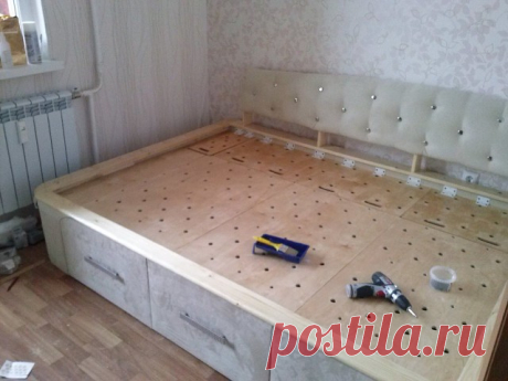 #МебельДляДачи

 
Угловая кровать с выдвижными ящиками своими руками
