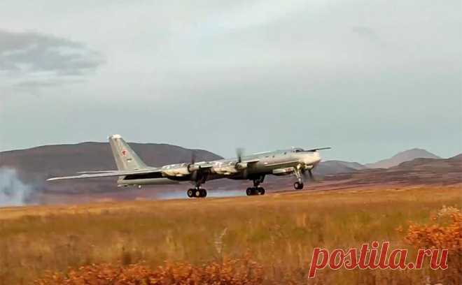 Два российских «стратега» Ту-95 с истребителями пролетели вблизи Аляски. Два стратегических ракетоносца Ту-95МС пролетели над нейтральными водами Берингова моря недалеко от западного побережья Аляски, сообщила пресс-служба Минобороны.