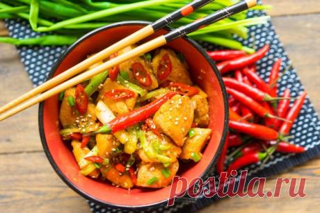 Курица гунбао (kung pao) — для самых крепких 

А давайте приготовим китайскую классику — курицу гунбао. Скажу сразу, это блюдо для особых любителей остренького. Готовую курочку я ел со слезами на глазах, настолько острым оно получается. Но остановиться невозможно, потому что такого мягкого и сочного филе курицы и представить себе не мог. Кусочки буквально таяли во рту, вызывая всё новые и новые слёзы. Но потом пошла вторая порция и третья, потом оказалось, что мой вок уже ...