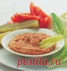 Мухаммара Это густое пюре из жареного красного сладкого перца и грецких орехов очень любят сефарды, особенно в Сирии. Подавайте его в качестве соуса с листьями латука, питой, ломтиками помидоров или кусочками сыра моцарелла