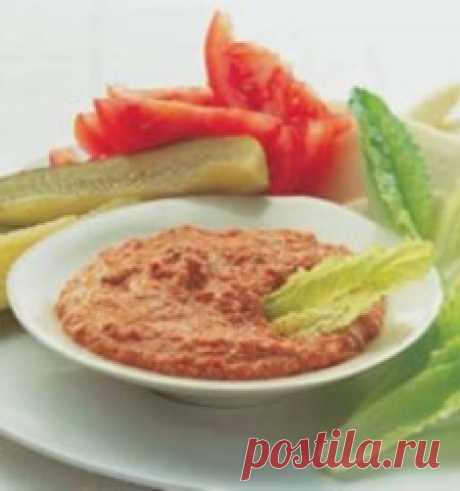 Мухаммара Это густое пюре из жареного красного сладкого перца и грецких орехов очень любят сефарды, особенно в Сирии. Подавайте его в качестве соуса с листьями латука, питой, ломтиками помидоров или кусочками сыра моцарелла