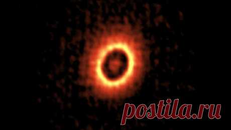 Поблизости от Земли рождается двойник Солнечной системы Высокое разрешение радиотелескопа ALMA позволило учёным разглядеть два отдельных кольца в протопланетном диске. Иллюстрация ALMA (ESO/NAOJ/NRAO), Kudo et al. Астрономы обнаружили вокруг звезды два пылевых кольца, в которых, вероятно, рождаются планеты...