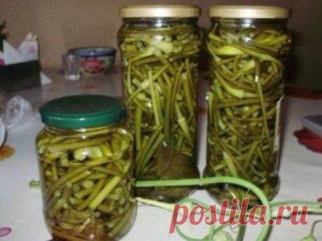 ЧЕСНОК КОНСЕРВИРОВАННЫЙ СТРЕЛКИ ЧЕСНОК КОНСЕРВИРОВАННЫЙ (СТРЕЛКИ) Этот рецепт будет интересен тем,кто имеет свой приусадебный участок, и выращивает чеснок. На дно уложить лист хрена,смородины,положить гвоздику. Затем уложить стрелки чеснока,предварительно порезав ,залить маринадом. Маринад: На 1 литр воды-1 ст. ложка соли,1 /2 ст.ложки сахара,вскипятить. Кипятком залить,перед закаткой добавить: на банку 0,5 литра 1 чайн ложку(можно чуть меньше) 9% уксус.,закрыть.  закуска ...