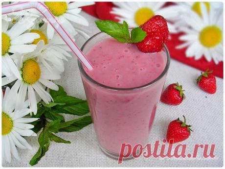 КЛУБНИЧНО-БАНАНОВЫЙ МОЛОЧНЫЙ КОКТЕЙЛЬ С МОРОЖЕНЫМ
