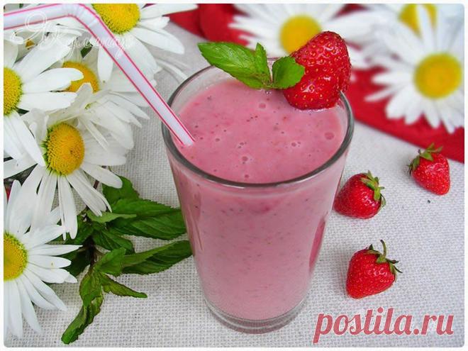КЛУБНИЧНО-БАНАНОВЫЙ МОЛОЧНЫЙ КОКТЕЙЛЬ С МОРОЖЕНЫМ