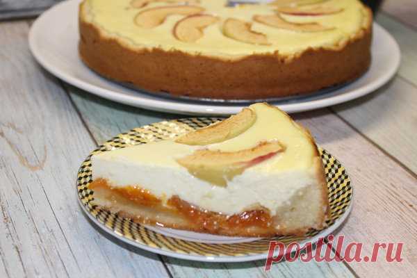 Творожный пирог с яблоками и прослойкой из варенья: та самая домашняя выпечка, которая соберет всю семью вместе Этот рецепт пирога составляет серьезную конкуренцию знаменитому цветаевскому! Нежное тесто, творожная начинка и прослойка из варенья делают сочетание вкусов и консистенций просто идеальным. По желанию вы можете менять фрукты и варенье в составе, а также добавлять дополнительные ингредиенты,...