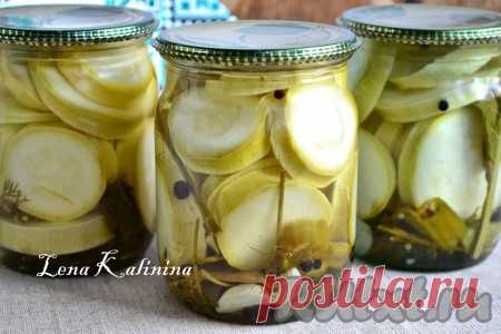 Вкусные консервированные кабачки на зиму - Вкусные рецепты Кабачки — довольно дешевый продукт и в сезон, практически всегда, присутствуют в больших количествах на прилавках наших рынков и магазинов. Предлагаю вам рецепт очень вкусных консервированных кабачков, которые можно заготовить на зиму. Кабачки получаются хрустящими, но не «скрипят» на зубах. Для приготовления этой консервации лучше брать молодые некрупные кабачки. Прекрасная закуска в зимнее время года! Расчет продуктов …