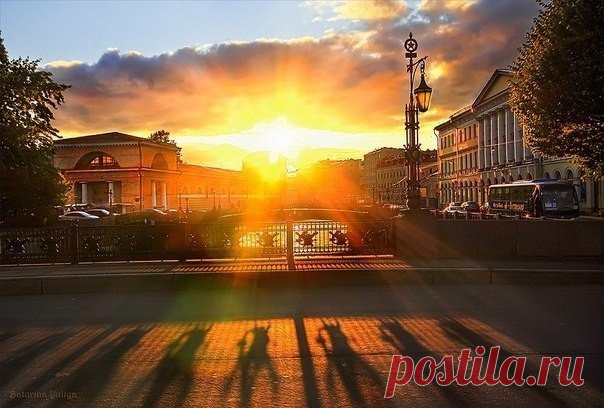 Наполняйте Любовью сердца! Очищайте от страха и мути! Открывайте по воле Творца Их для истинной, благостной сути! Вы достойны все жизни иной! Все достойны жить в счастье и в мире! Пусть над нашей счастливой Землей Небо будет прекрасным и мирным! Пусть Любовь торжествует сейчас Над прекрасною нашей планетой! Пусть пробудится в каждом из нас Искра Божья Божественным светом!!!