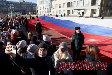 Как в городах России отметили День народного единства. Фотогалерея. 4 ноября Россия отмечает День народного единства - праздник приурочен к изгнанию польских войск ополчением Минина и Пожарского в 1612 году. В городах страны проводили исторические реконструкции, давали концерты и сажали деревья