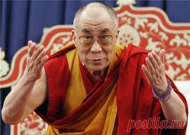 Я вовсе не хочу сказать, что нам не следует заниматься бизнесом или стремиться к развитию и процветанию. Экономический успех – это благо. В числе прочего, он позволяет нам обеспечивать работой тех, кто в ней нуждается. Деловая активность благотворна для нас самих, для окружающих и для общества в целом. Если бы все мы избрали монашеский образ жизни и пошли просить подаяние, экономика бы рухнула и мы просто умерли с голоду!