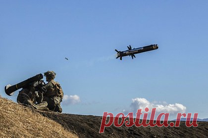 В российском регионе ФСБ нашла схрон с американским противотанковым комплексом. В Донецкой народной республике (ДНР) сотрудники ФСБ нашла схрон с американским противотанковым комплексом FGM-148 Javelin. Тайник был оборудован в разрушенном доме под Волновахой на юге ДНР. Сейчас правоохранители ищут причастных к незаконному обороту оружия и участию в диверсионно-террористической деятельности.