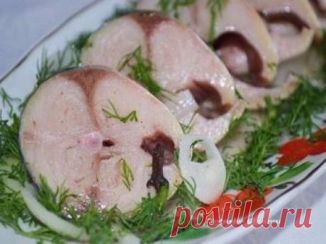 В таком маринаде скумбрия не уступает по вкусу красной рыбе Ингредиенты: Скумбрия (замороженная, разморозить) 2 шт лук репчатый по вкусу вода 250...